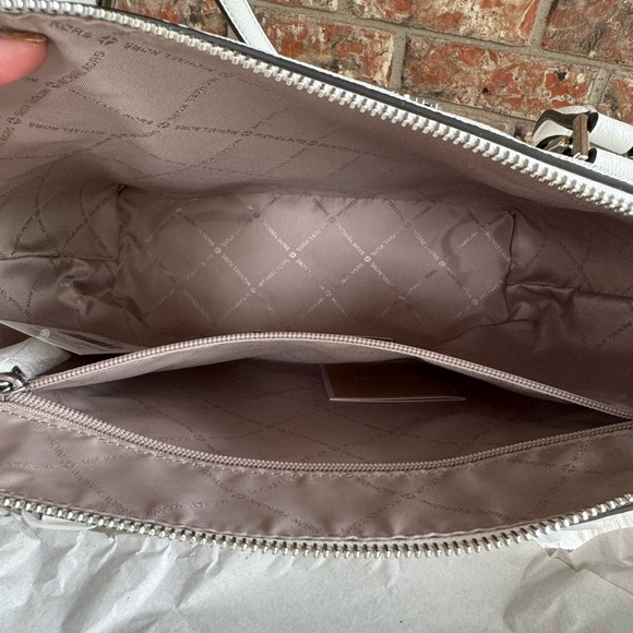 Micheal Kors purse - Picture 6 of 7